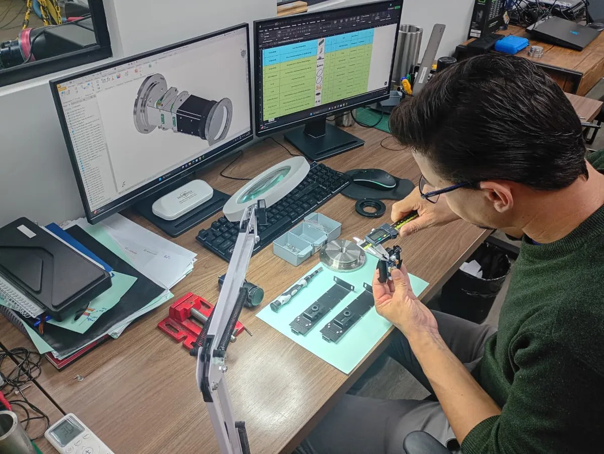 Engenheiro da ID-SUBSEA testando placa eletrônica