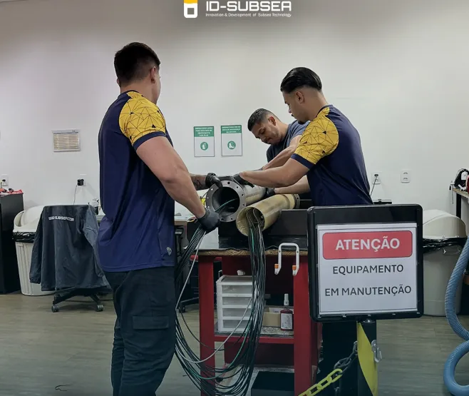 Técnicos da ID-SUBSEA em manutenção de anel coletor